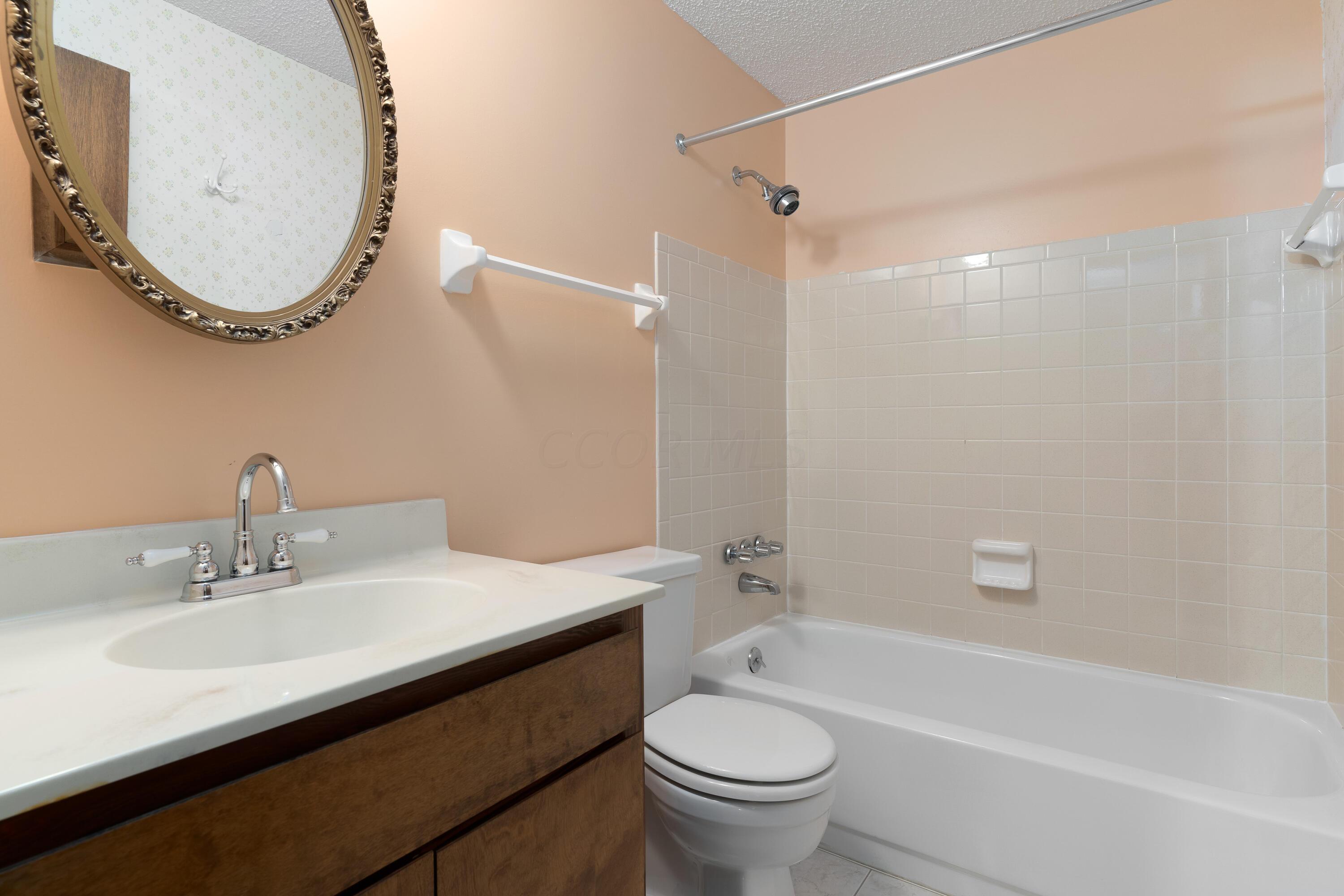 6270 Rutherford Place, Unit B Columbus, OH 43213 - Photo 24 of 39 2nd Full Bathroom