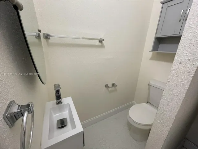 $1,900 | 218 Santillane Avenue, Unit 8, Coral Gables, FL 33134