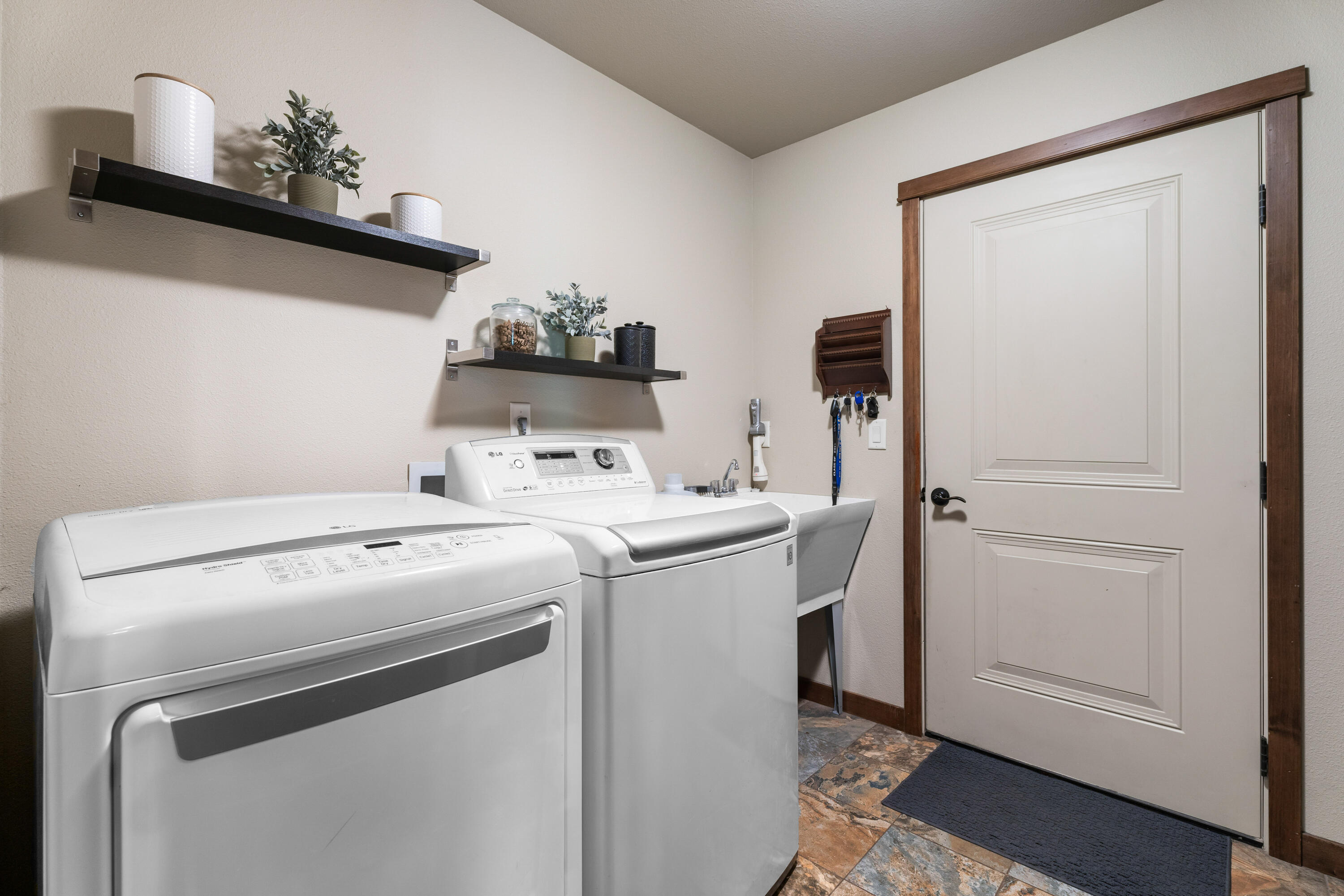 19041 Baker Road Bend, OR 97702 - Photo 22 of 45 33-Laundry Room