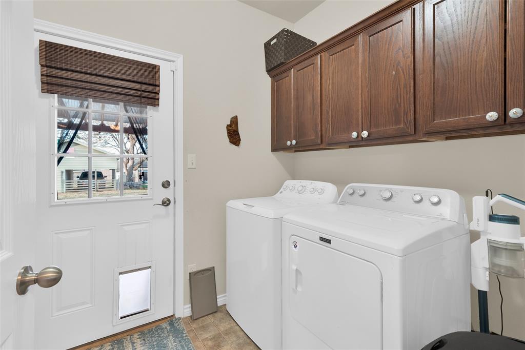 201 East Walker Street Denison, TX 75021 - Photo 6 of 19 a utility room with dryer and washer
