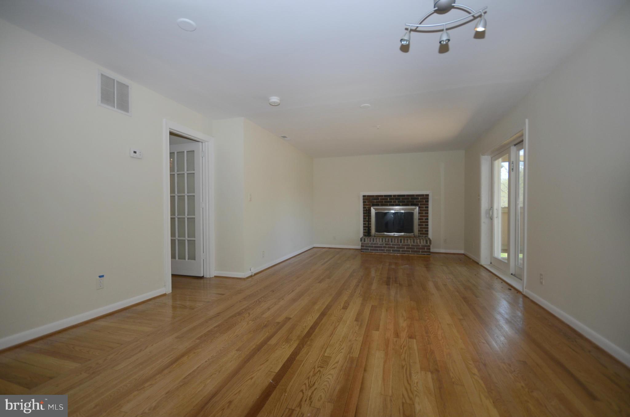 7841 North Cove Road Baltimore, MD 21219 - Photo 11 of 14 Family Room