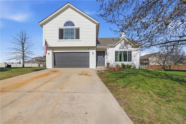 $425,000 | 1624 Southeast 11th Street, Lee's Summit, MO 64081
