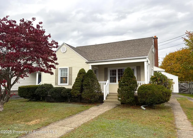 a view of a house with backyard and garden