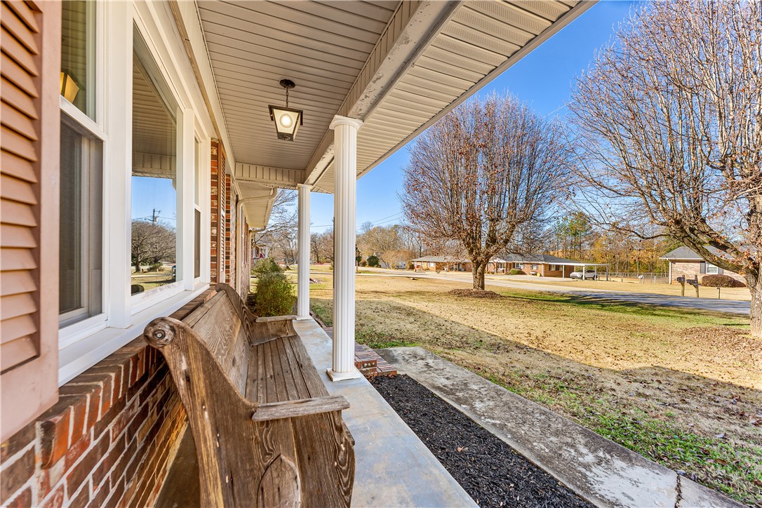 730 Tanglewood Drive Seneca, SC 29672 - Photo 4 of 35