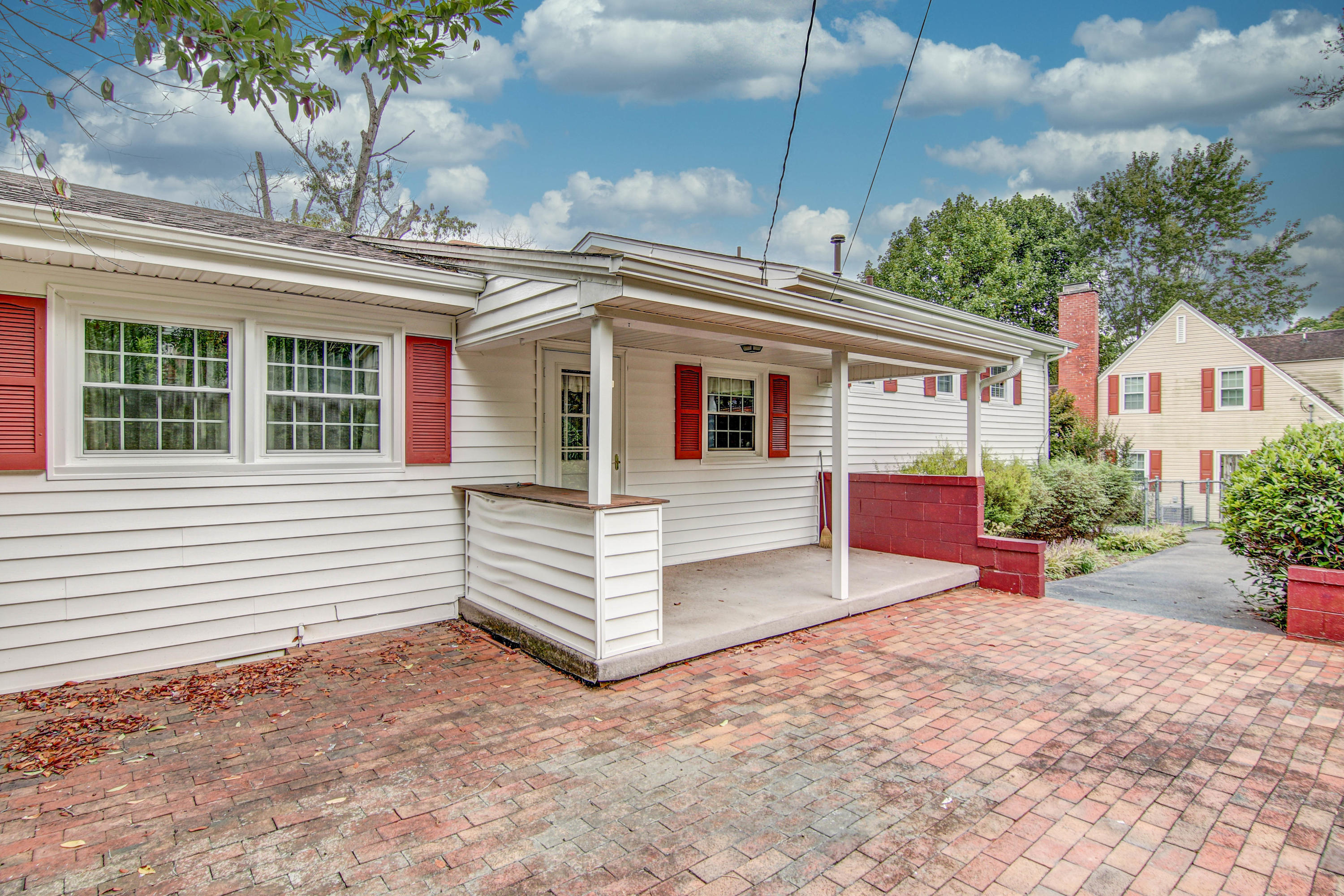 221 Greenway Road Bristol, TN 37620 - Photo 11 of 51 LP1A6903_4_5_6_7-Edit