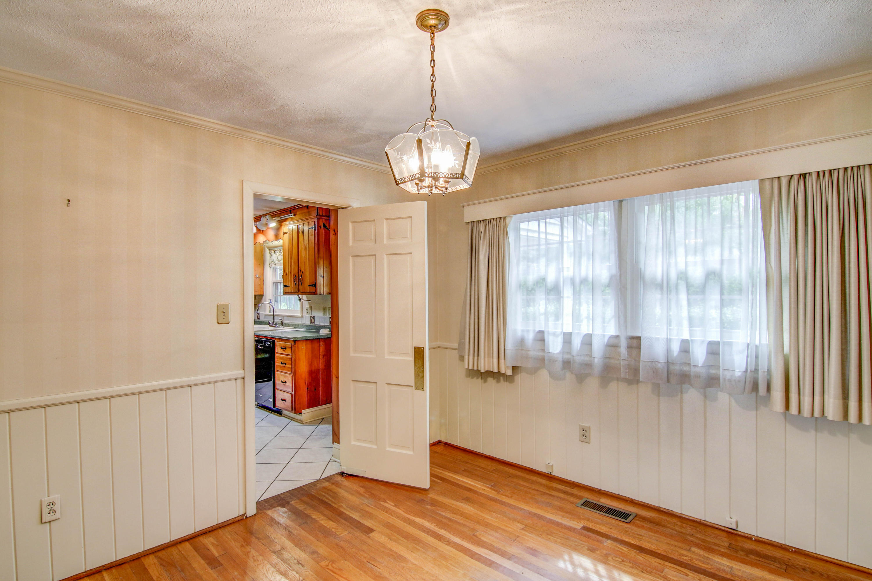 221 Greenway Road Bristol, TN 37620 - Photo 18 of 51 LP1A6938_39_40_41_42