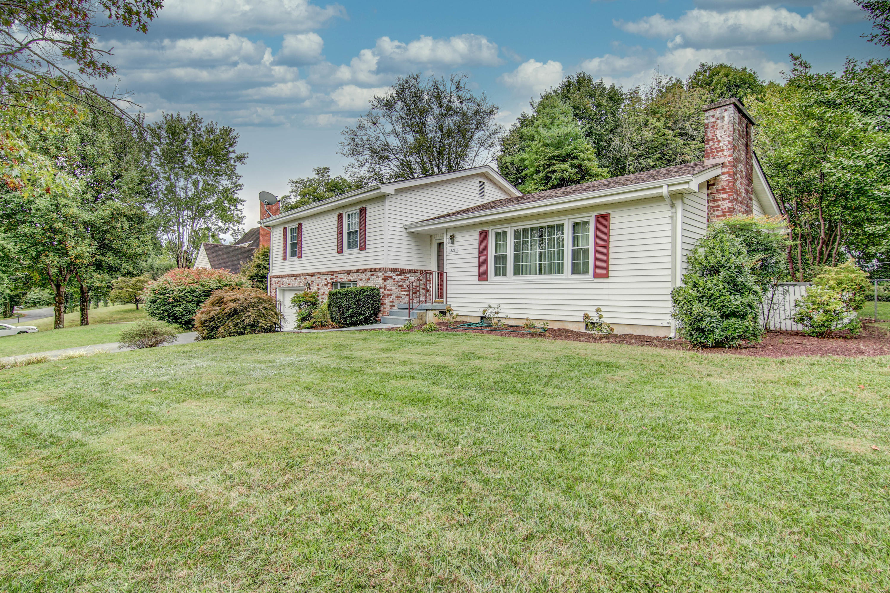 221 Greenway Road Bristol, TN 37620 - Photo 2 of 51 LP1A6858_59_60_61_62-Edit