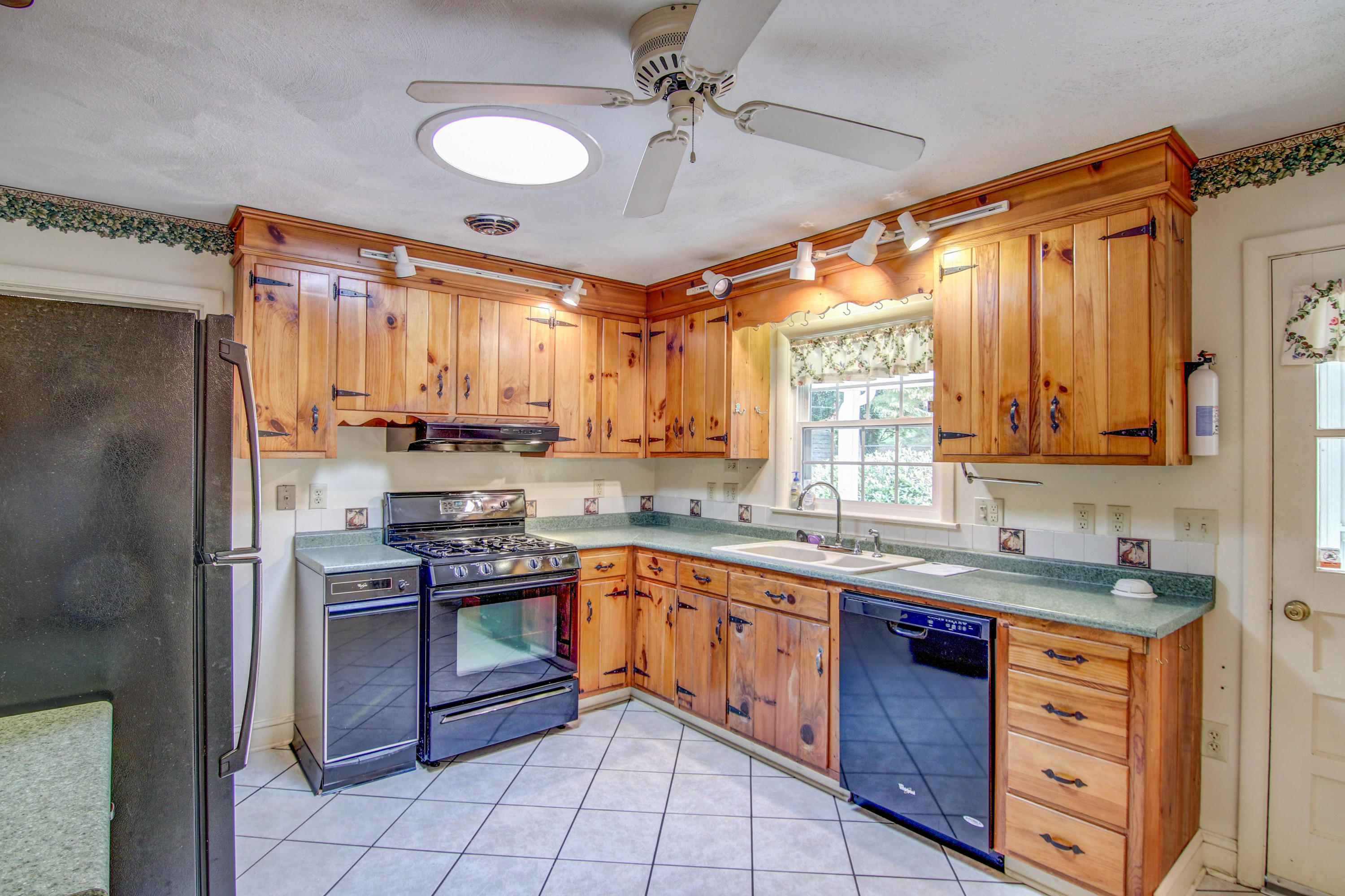 221 Greenway Road Bristol, TN 37620 - Photo 24 of 51 LP1A6968_69_70_71_72