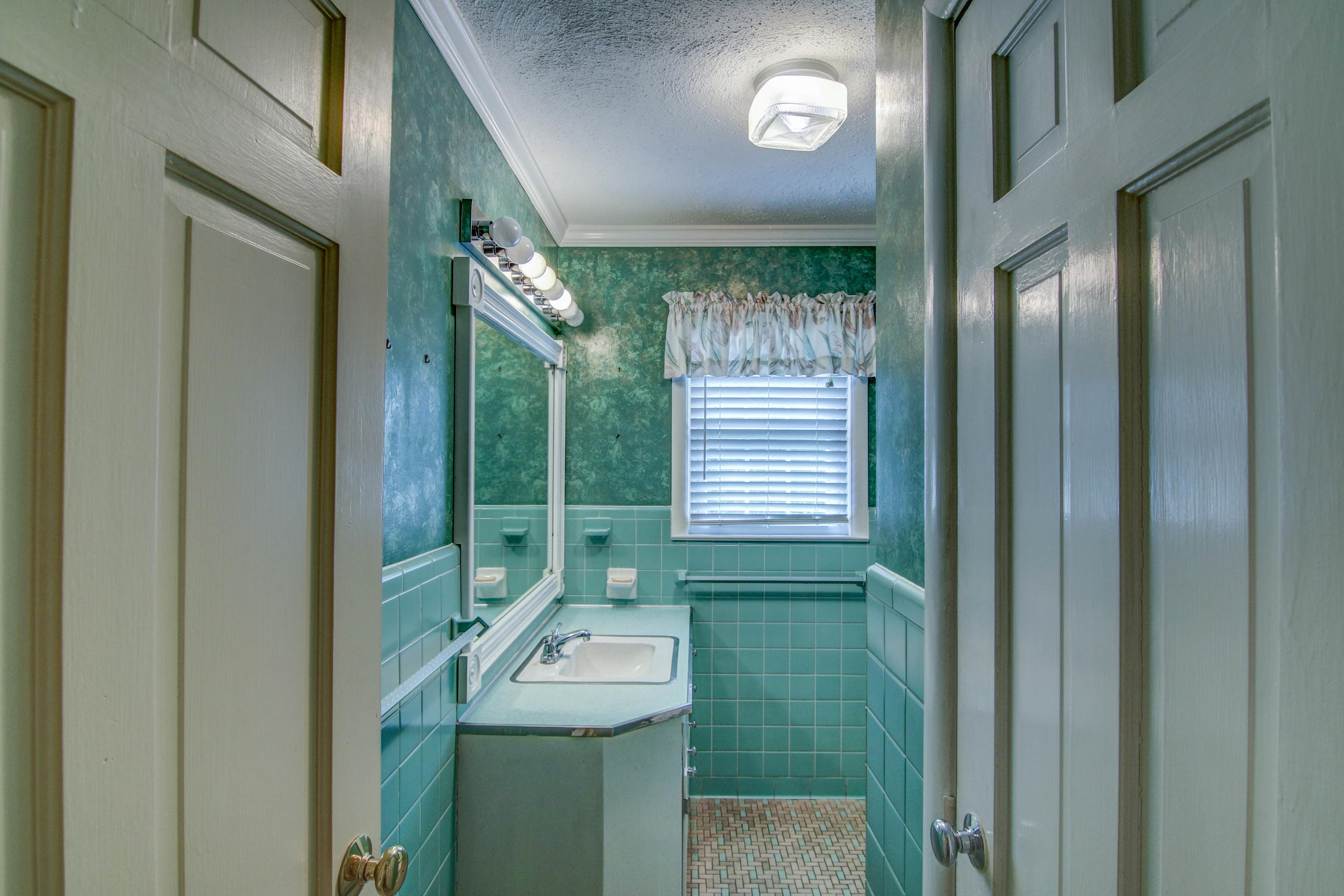 221 Greenway Road Bristol, TN 37620 - Photo 39 of 51 LP1A7043_4_5_6_7