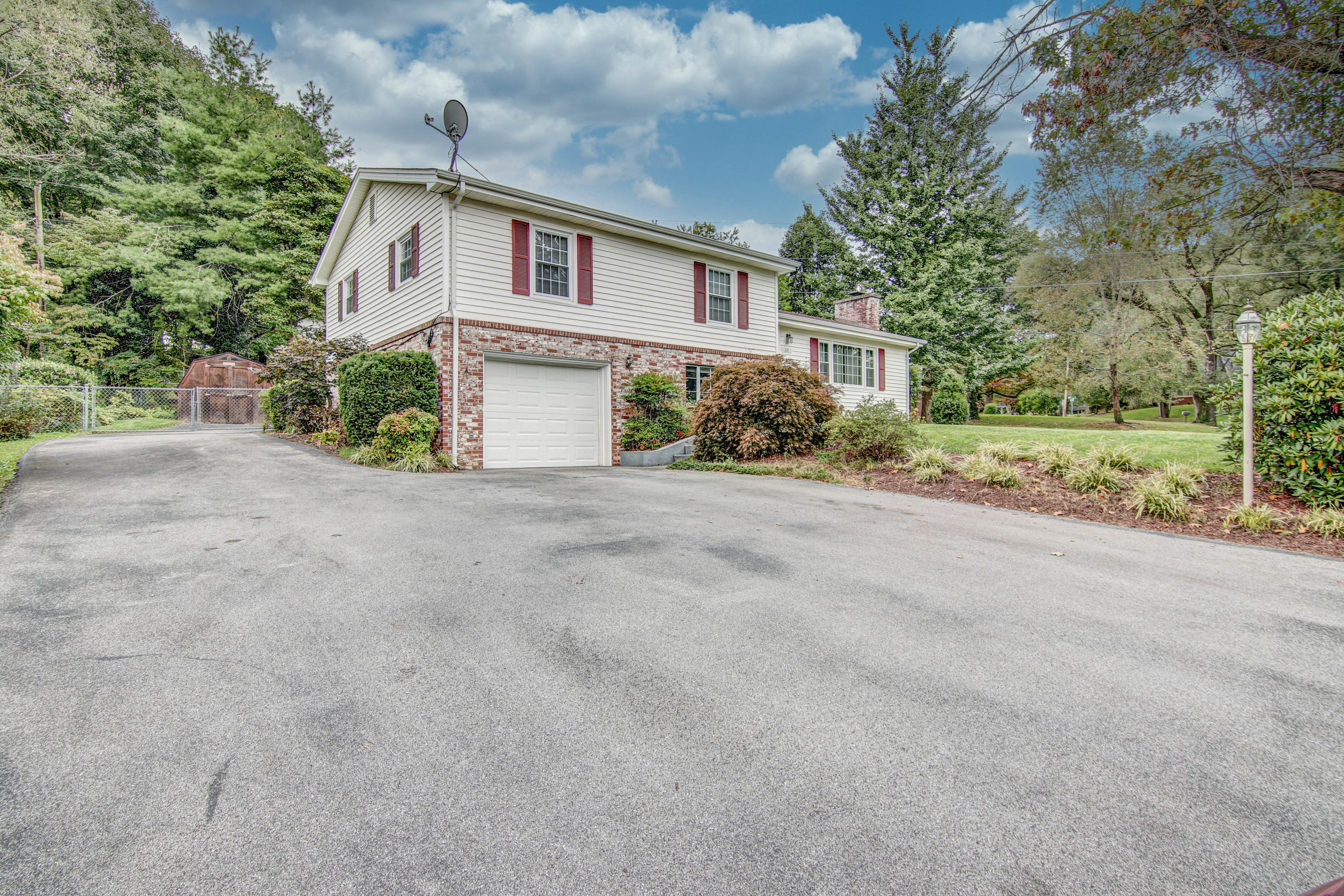 221 Greenway Road Bristol, TN 37620 - Photo 4 of 51 LP1A6868_69_70_71_72-Edit