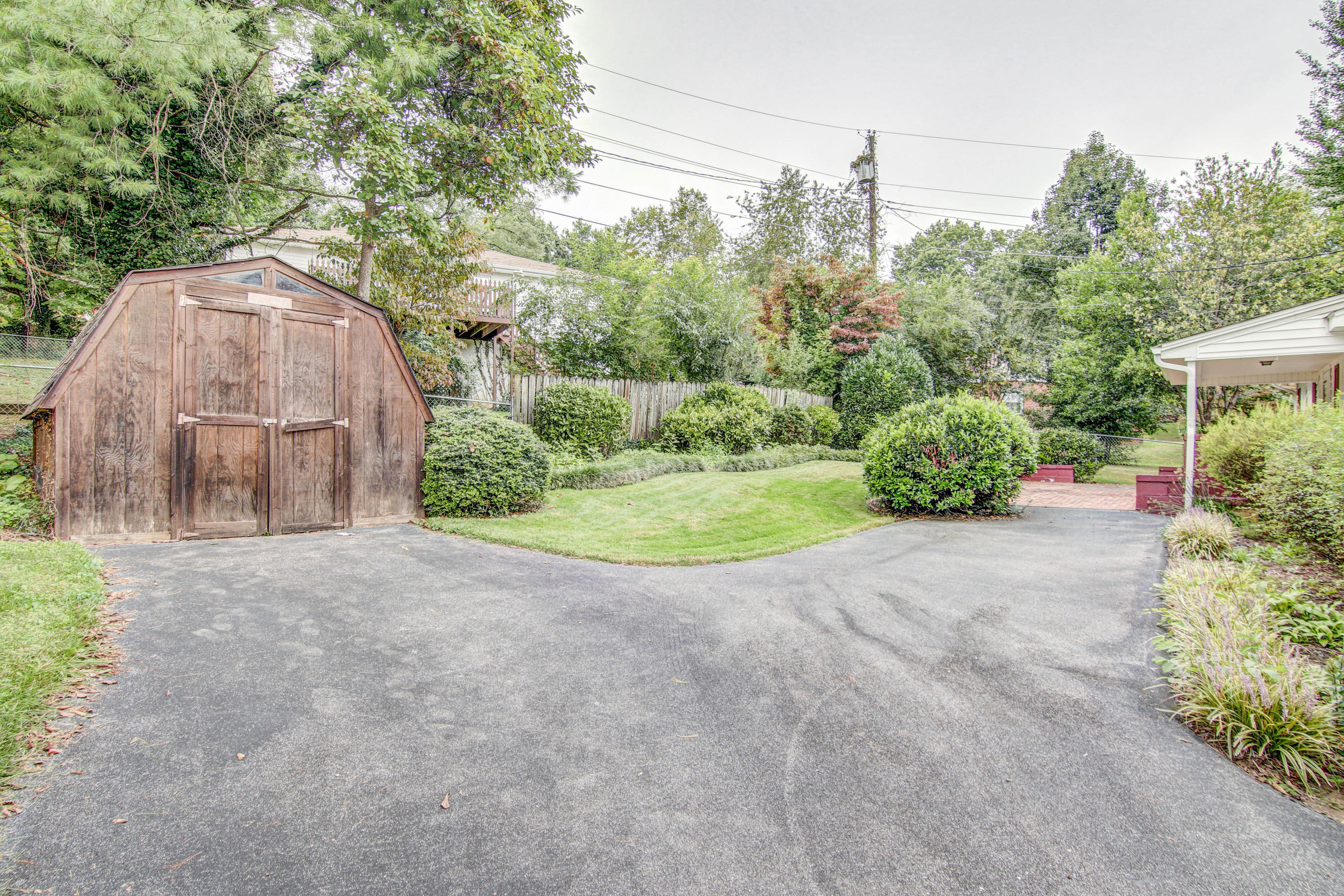 221 Greenway Road Bristol, TN 37620 - Photo 5 of 51 LP1A6873_4_5_6_7