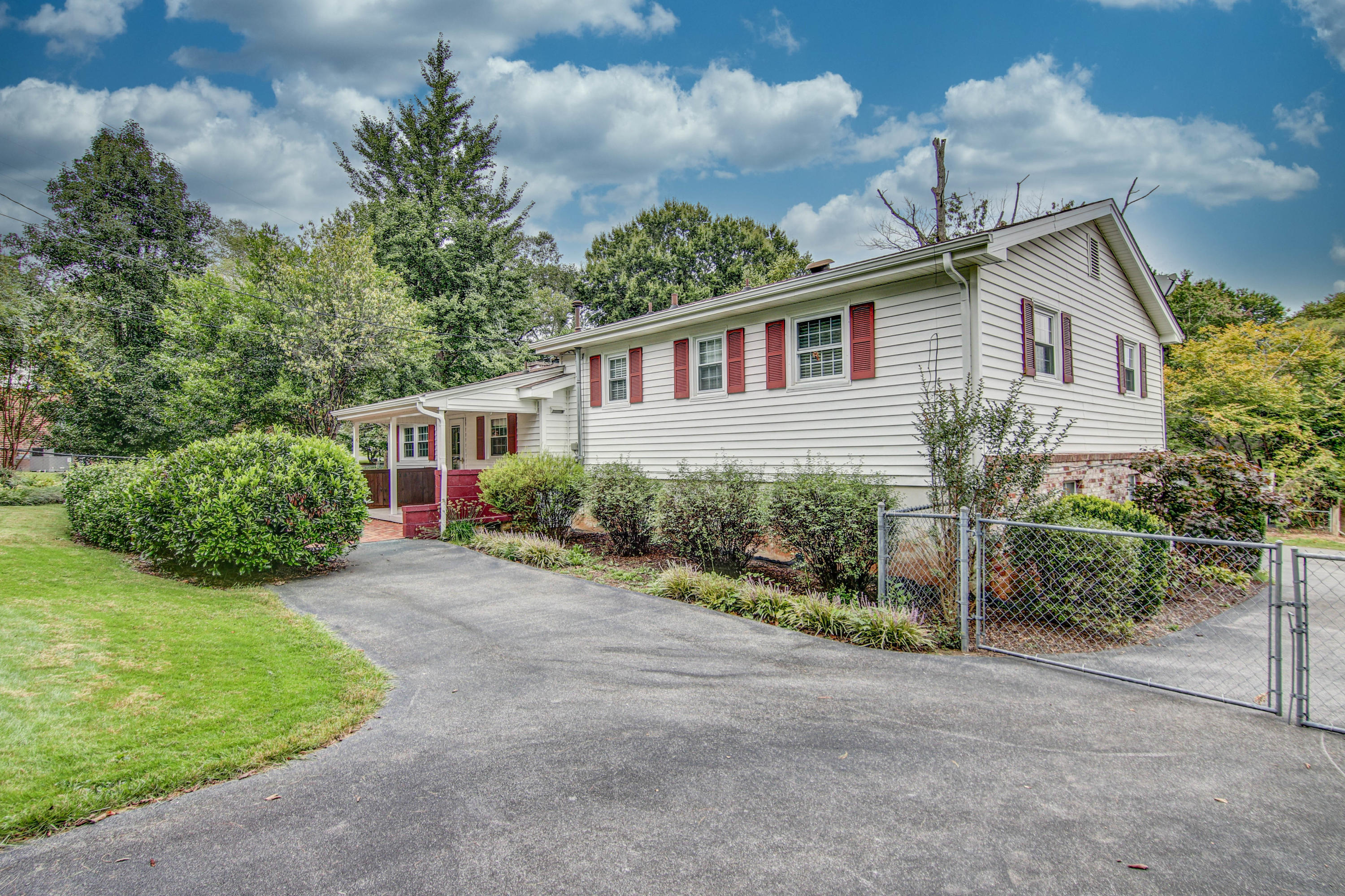 221 Greenway Road Bristol, TN 37620 - Photo 7 of 51 LP1A6883_4_5_6_7-Edit