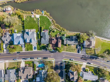 a picture of a bench in front of a bird