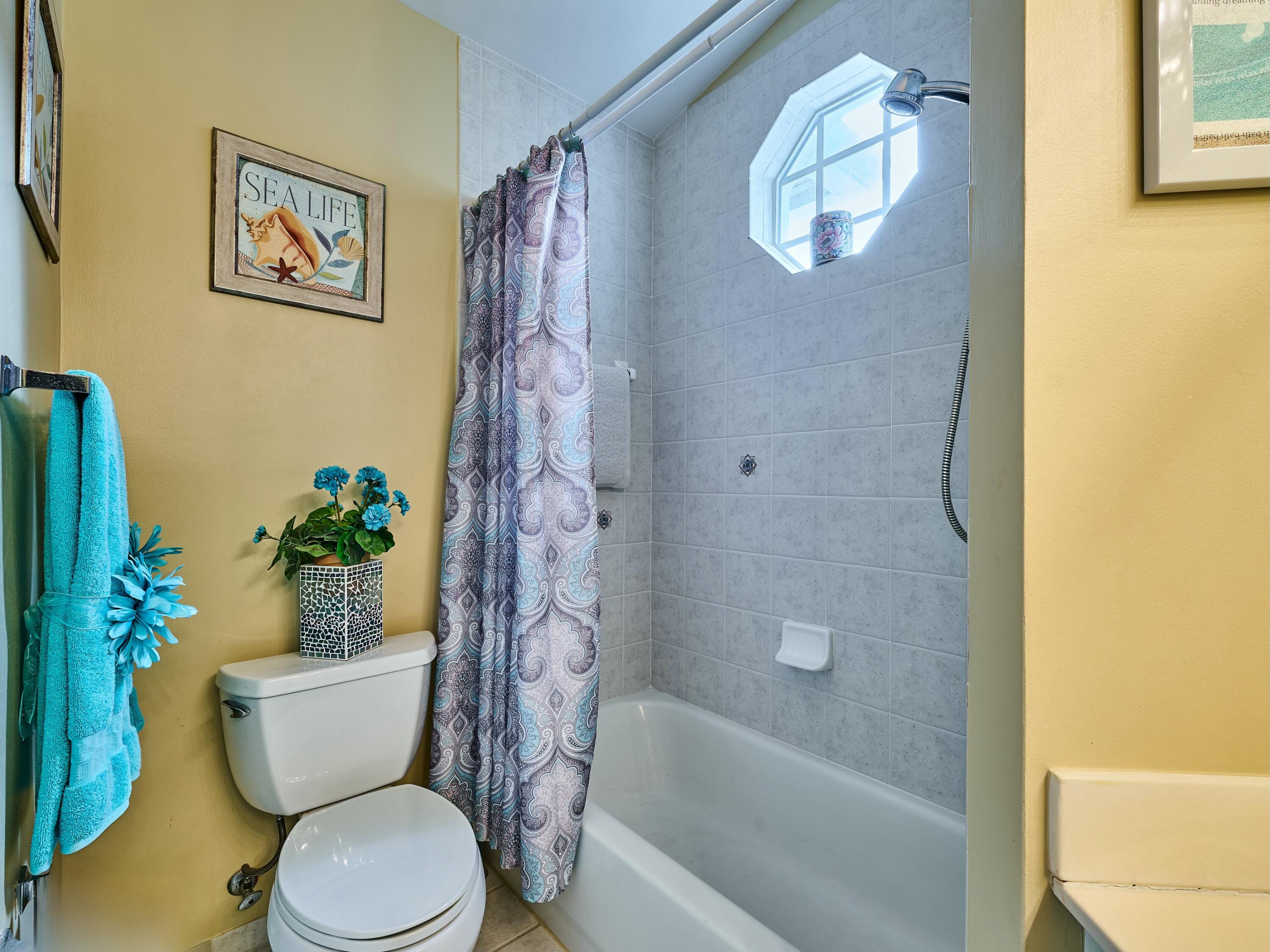 8421 Vía Serena Boca Raton, FL 33433 - Photo 23 of 46 Second Bathroom