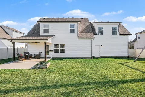 a view of a house with backyard