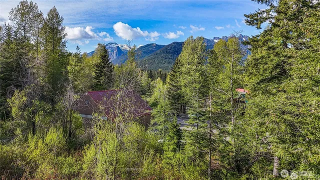 a view of a houses with a yard