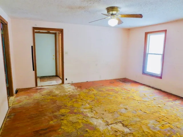a view of empty room with ceiling fan
