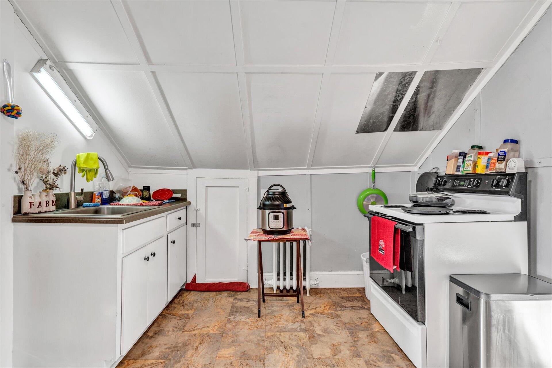 2423 Lofton Road Southwest Roanoke, VA 24015 - Photo 21 of 40 Unit #2 - Kitchen (3rd Flr)