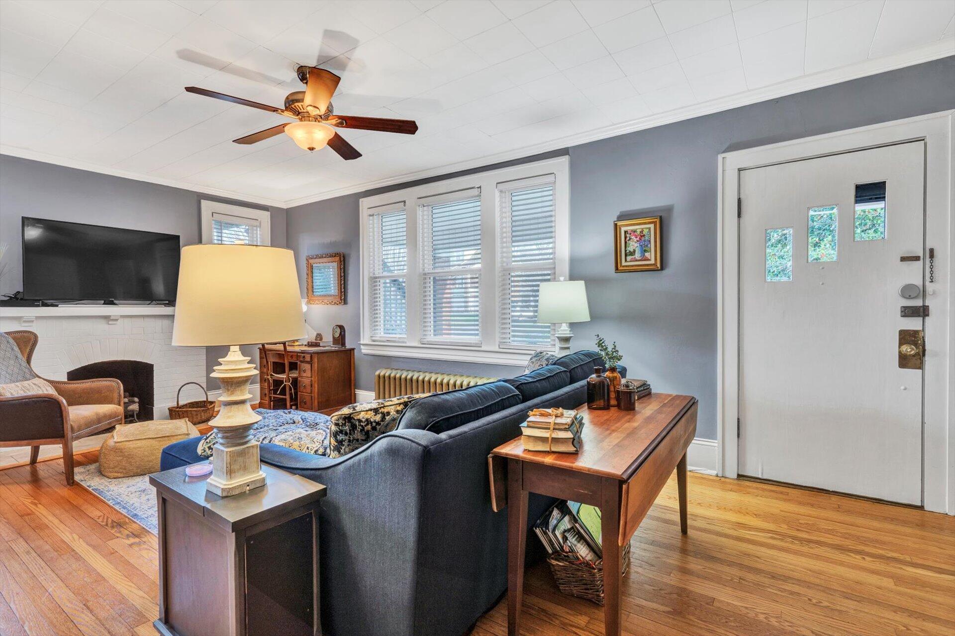 2423 Lofton Road Southwest Roanoke, VA 24015 - Photo 2 of 40 Unit #1 - Living Room