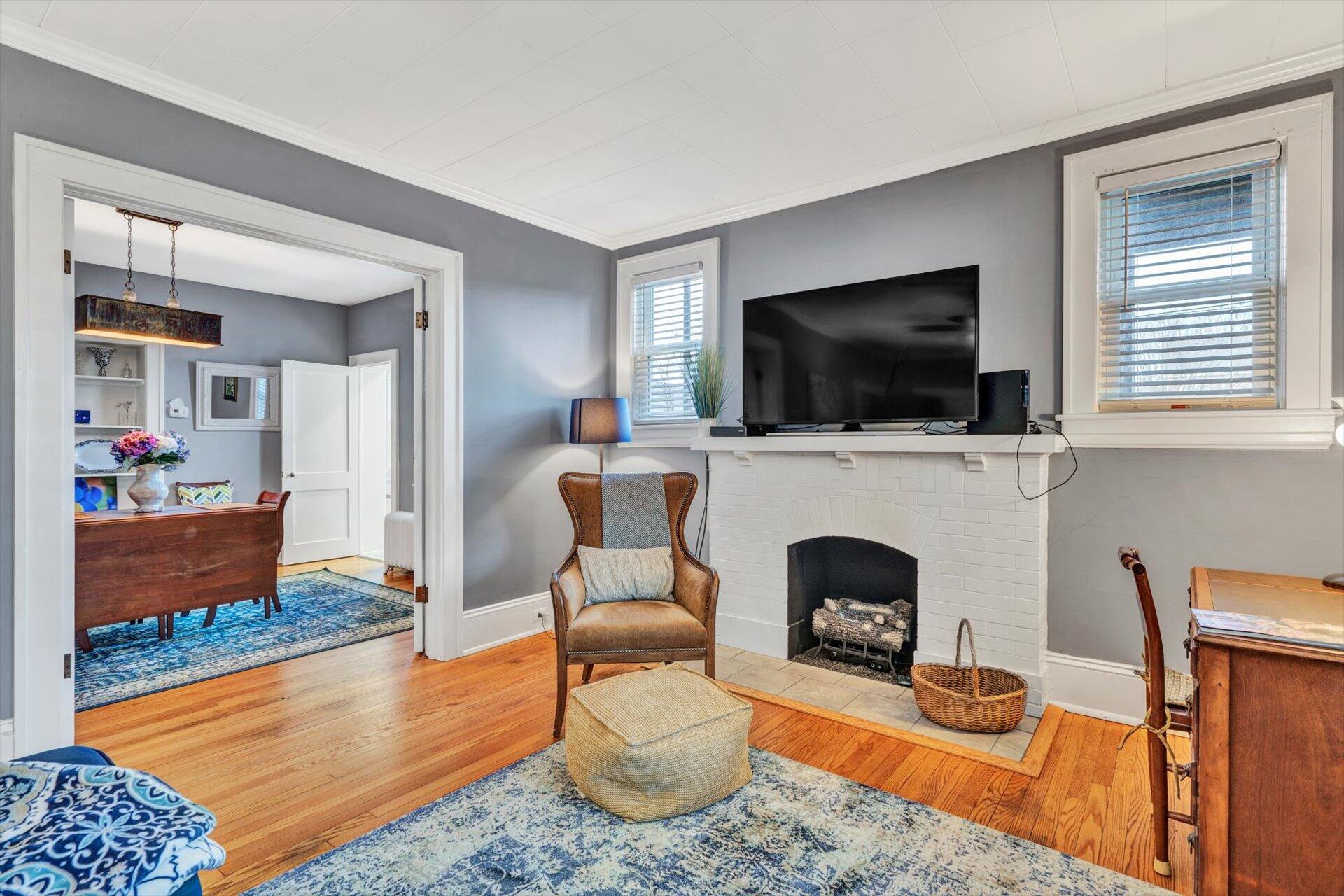 2423 Lofton Road Southwest Roanoke, VA 24015 - Photo 3 of 40 Unit #1 - Living Room