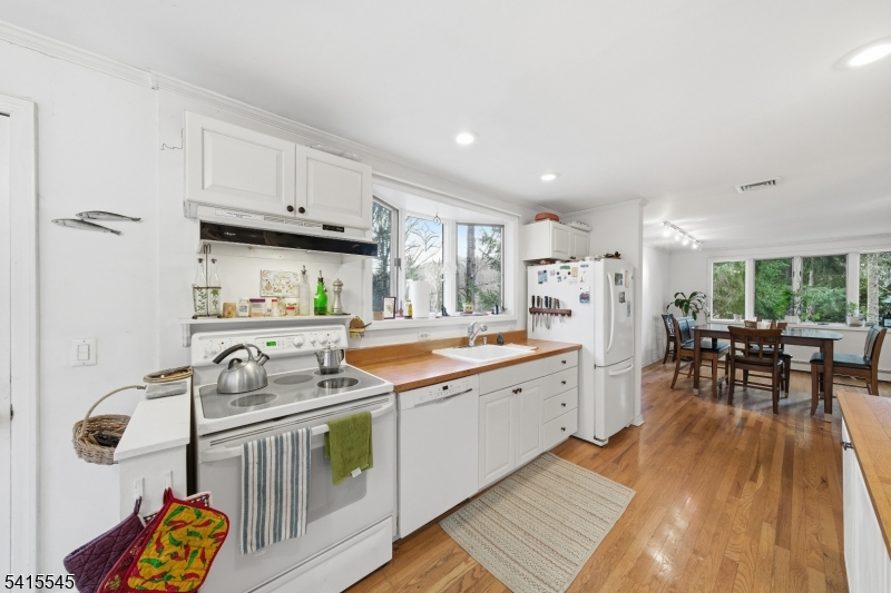 4 Emmet Roche Drive Montville, NJ 07005 - Photo 9 of 27