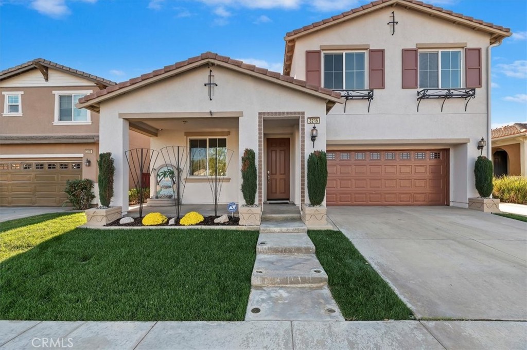3215 Tumbleweed Road Hemet, CA 92545 - Photo 5 of 46 a front view of a house with a yard