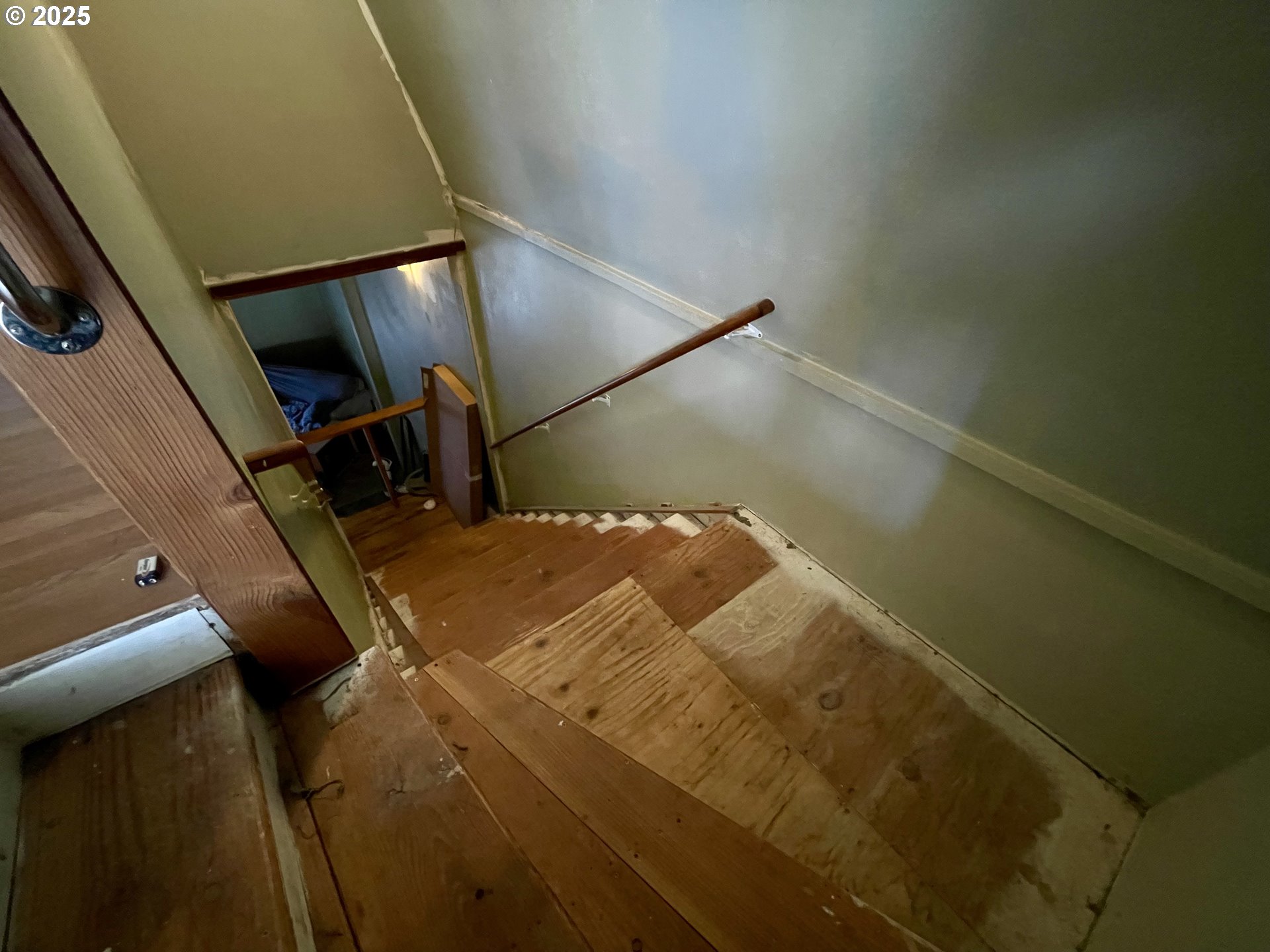 99337 South Bank Chetco River Road Brookings, OR 97415 - Photo 28 of 42 Staircase