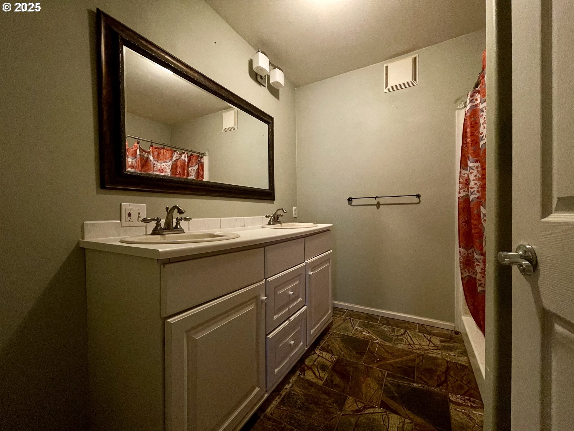 99337 South Bank Chetco River Road Brookings, OR 97415 - Photo 31 of 42 Attached Bathroom #1