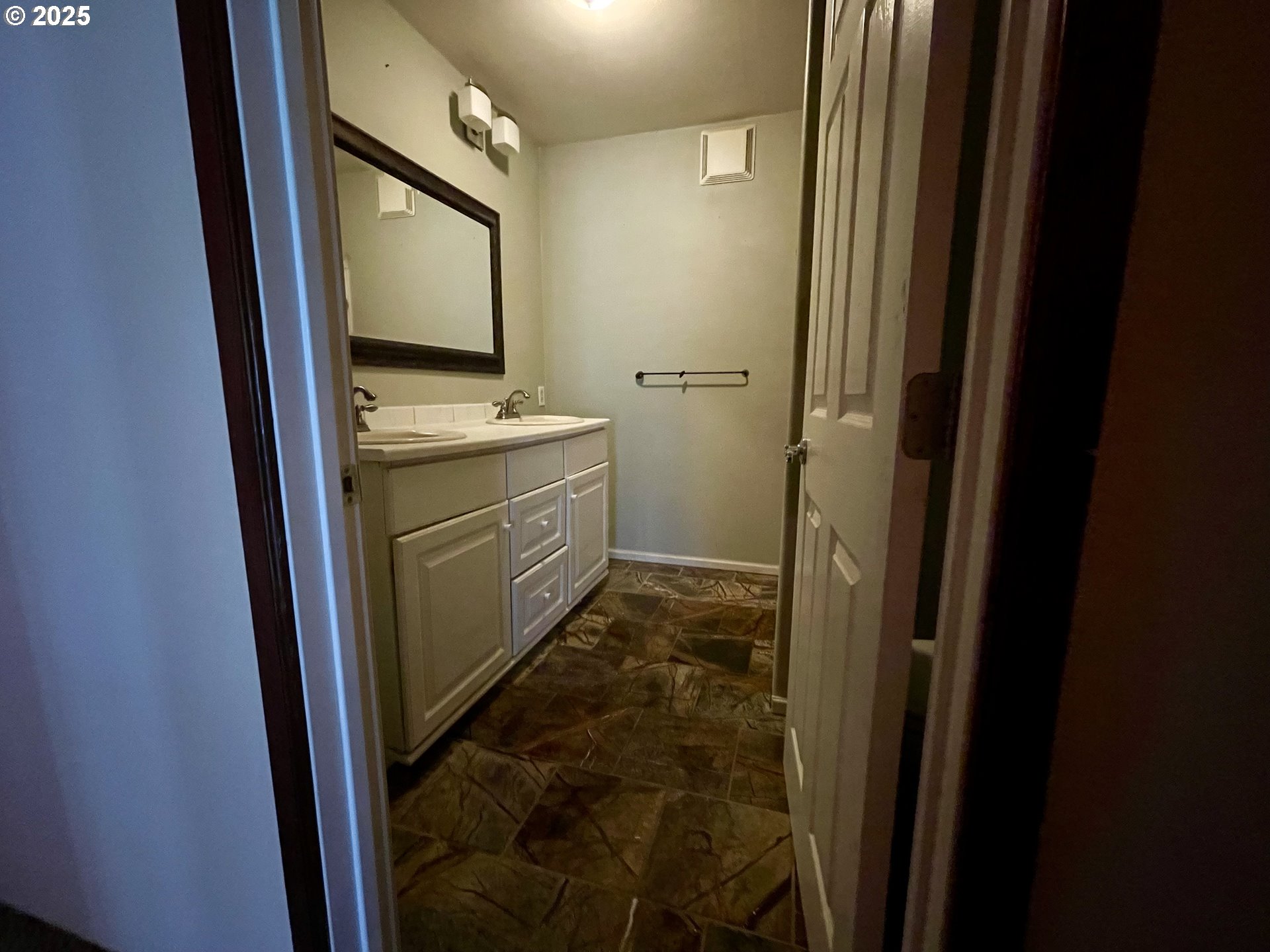 99337 South Bank Chetco River Road Brookings, OR 97415 - Photo 32 of 42 Attached Bathroom #1