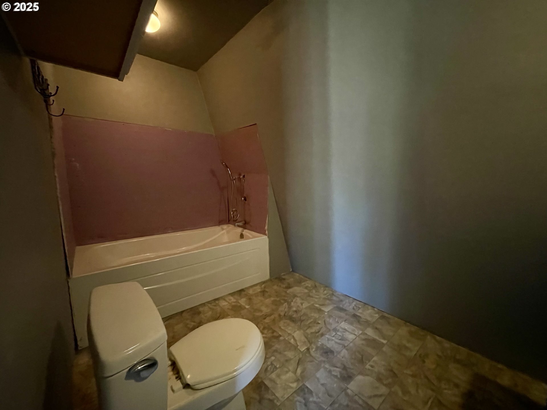 99337 South Bank Chetco River Road Brookings, OR 97415 - Photo 37 of 42 Attached Bathroom #2