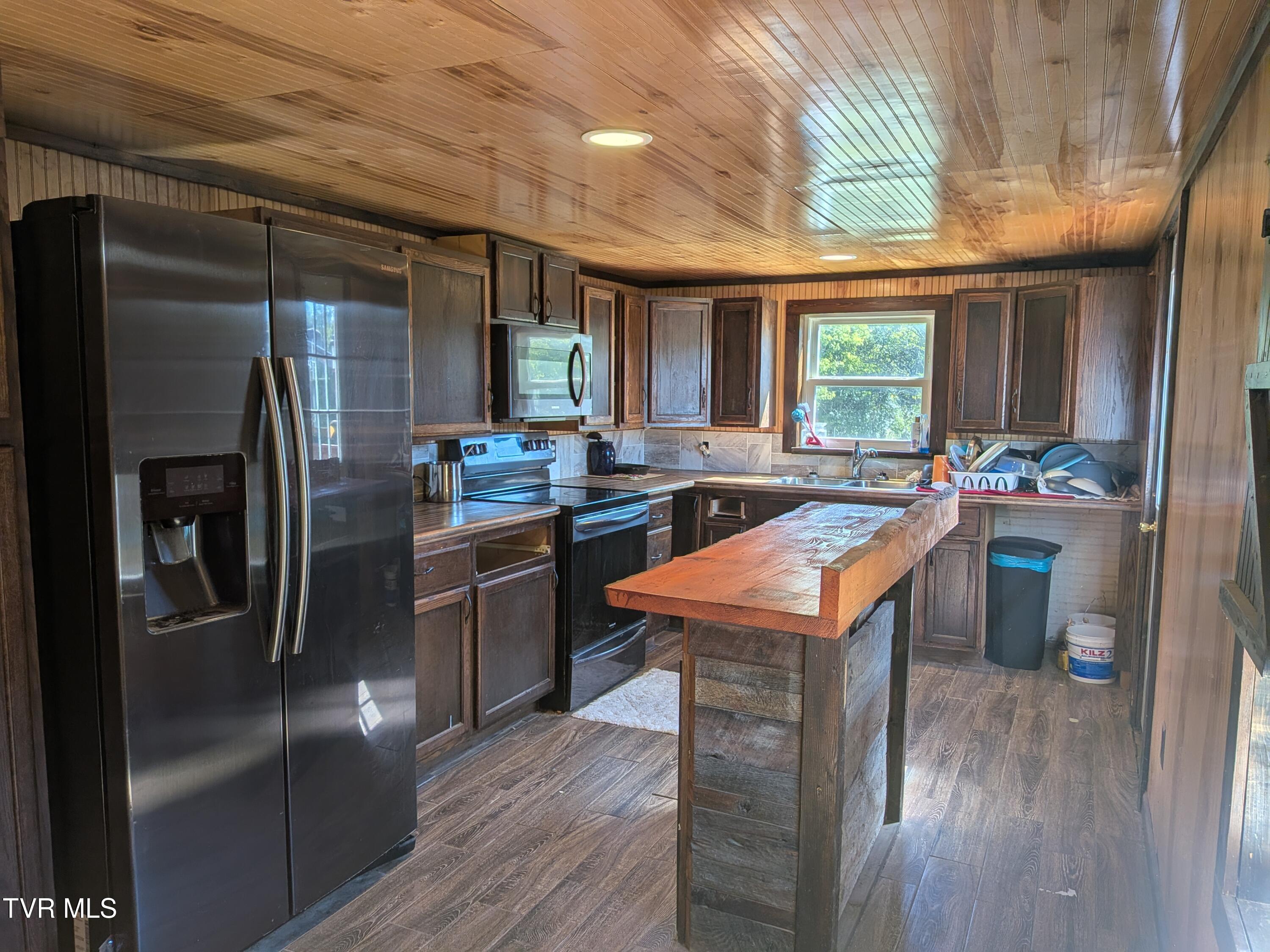 580 Cartwheel Road Greeneville, TN 37743 - Photo 8 of 30 PXL_20261005_191021544