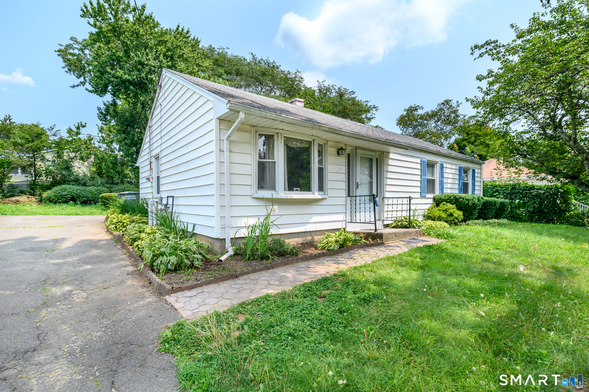 a view of a house with back yard