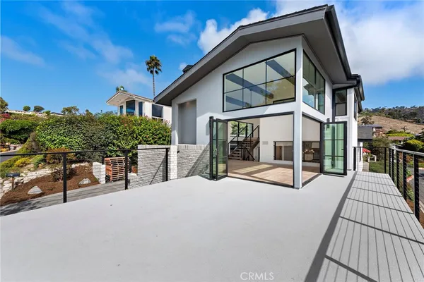 a view of a house with backyard and porch