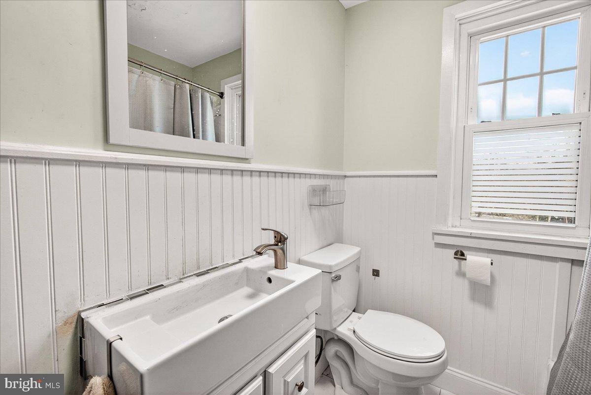301 West 7th Street Frederick, MD 21701 - Photo 15 of 42 Full bathroom on upper level