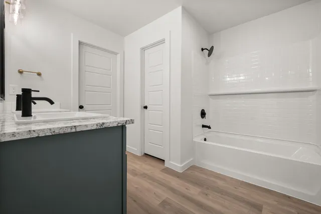 a view of an empty room with cabinet and a ceiling fan
