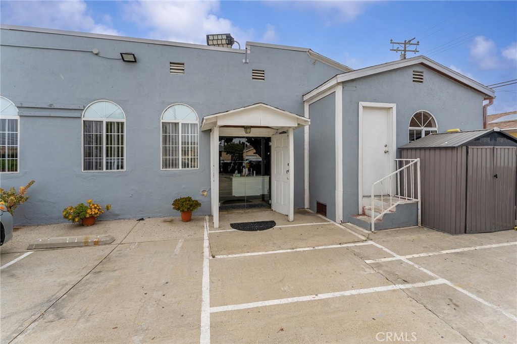 6408 Perry Road Bell Gardens, CA 90201 - Photo 13 of 32 a view of entryway with a livingroom