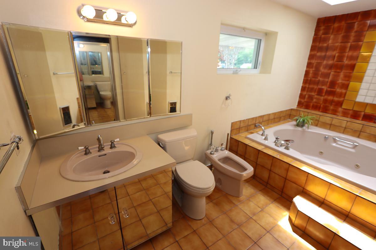 2068 Clinton Road Huntingdon Valley, PA 19006 - Photo 35 of 65 Primary Bathroom