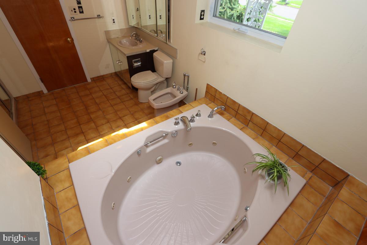 2068 Clinton Road Huntingdon Valley, PA 19006 - Photo 38 of 65 Large primary Bathroom