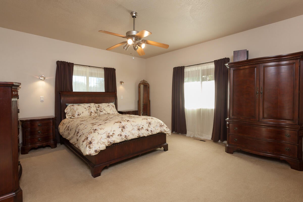 646 Raven Road Central Point, OR 97502 - Photo 44 of 74 Master Bedroom