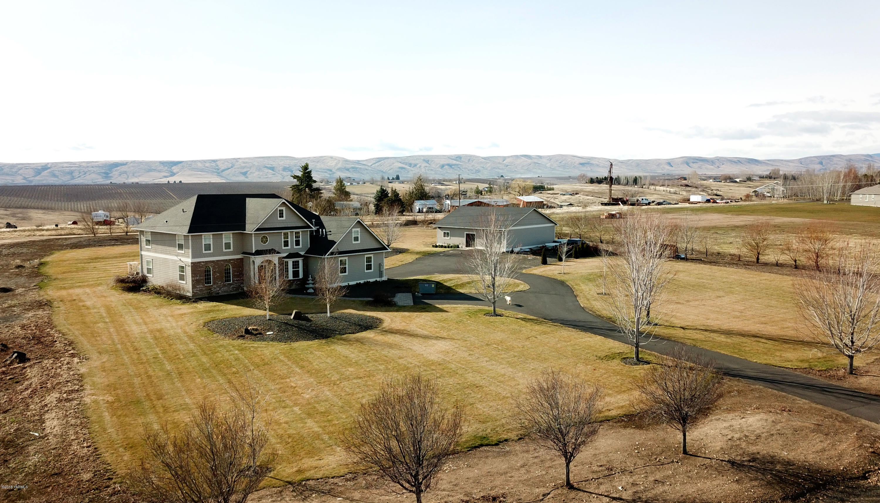 14750 Fisk Road Yakima, WA 98908 - Photo 2 of 35 a view of a terrace with a ocean view