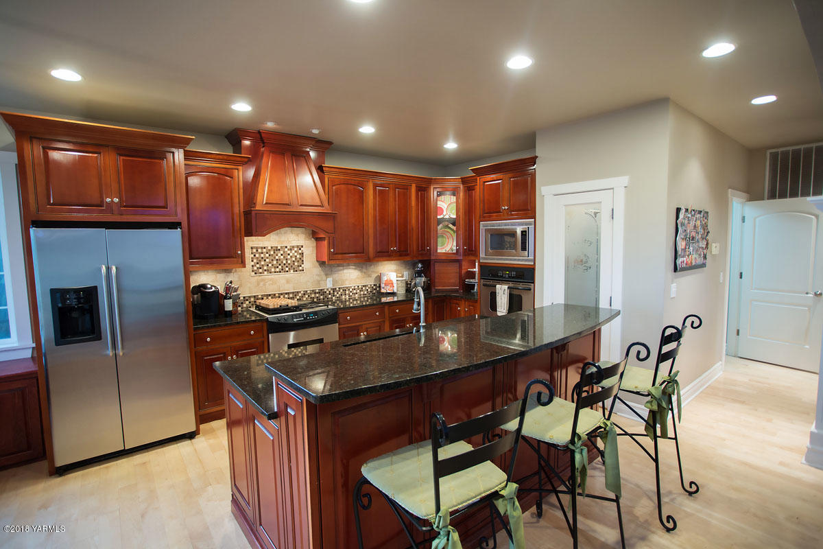 14750 Fisk Road Yakima, WA 98908 - Photo 12 of 35 a kitchen with stainless steel appliances granite countertop a stove a refrigerator and a refrigerator