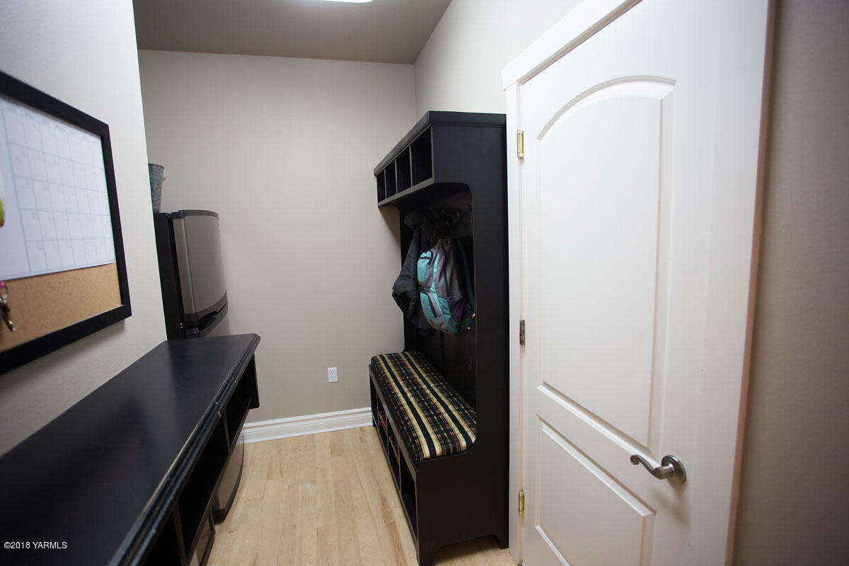 14750 Fisk Road Yakima, WA 98908 - Photo 16 of 35 a view of hallway with stairs