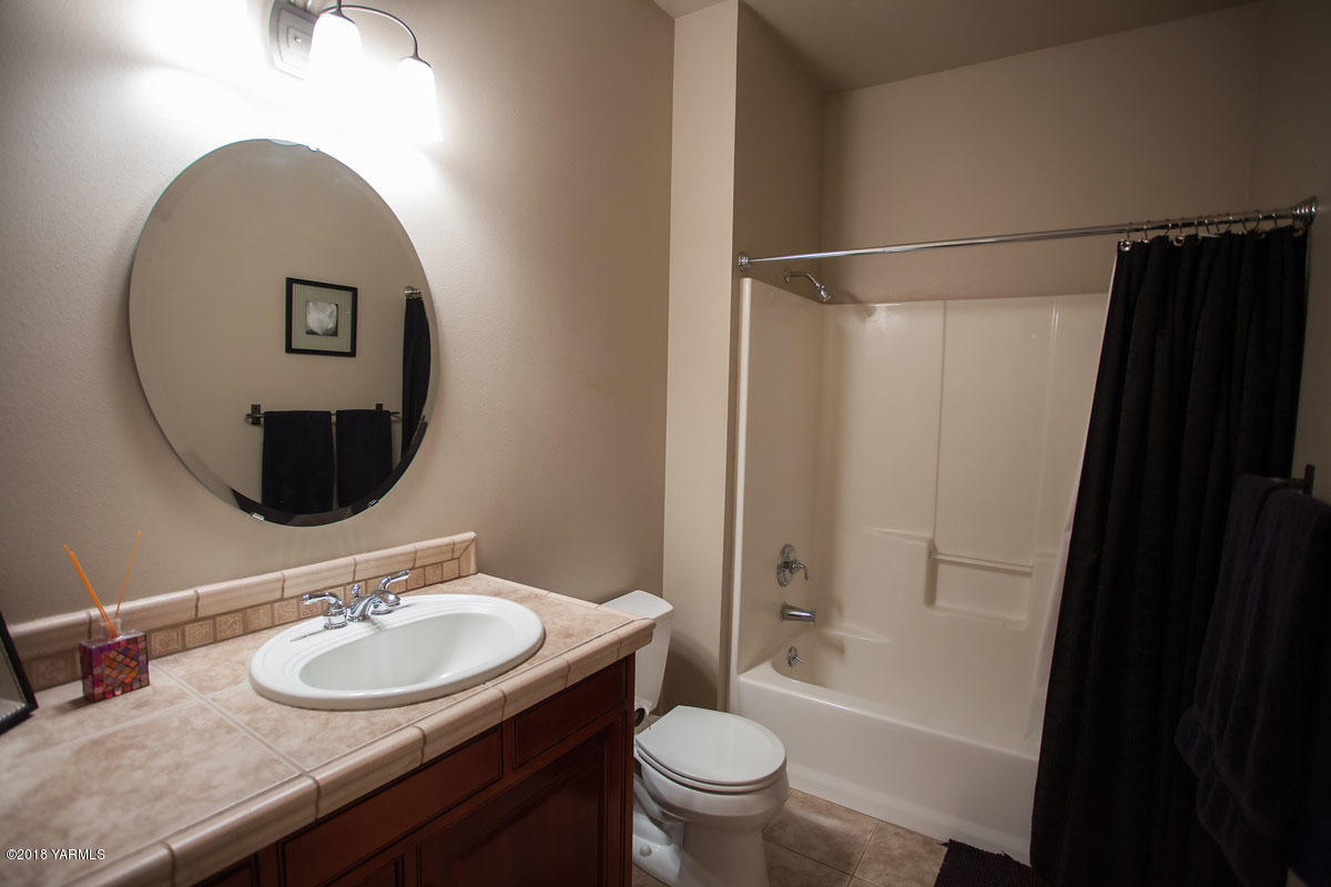 14750 Fisk Road Yakima, WA 98908 - Photo 17 of 35 a bathroom with a sink and a mirror