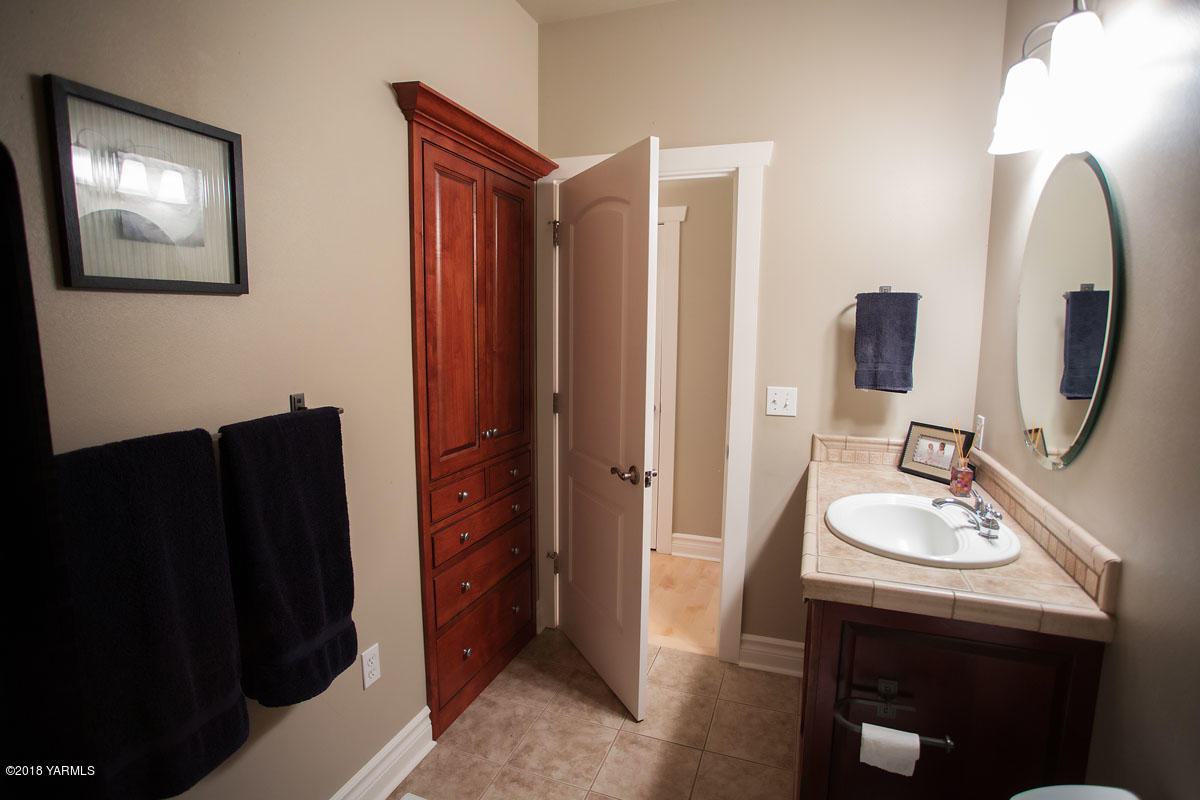 14750 Fisk Road Yakima, WA 98908 - Photo 18 of 35 a bathroom with a sink and a mirror