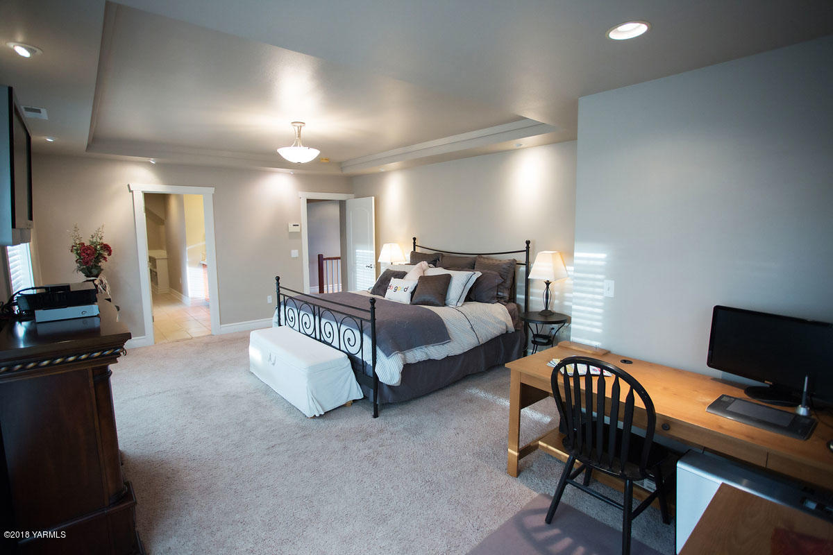 14750 Fisk Road Yakima, WA 98908 - Photo 23 of 35 a bedroom with a bed and a desk