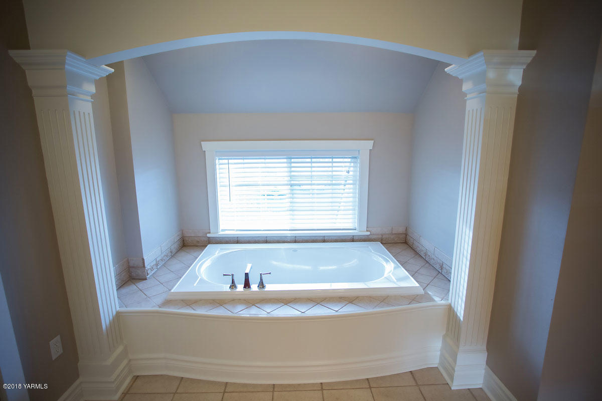 14750 Fisk Road Yakima, WA 98908 - Photo 25 of 35 a view of bath room with a window
