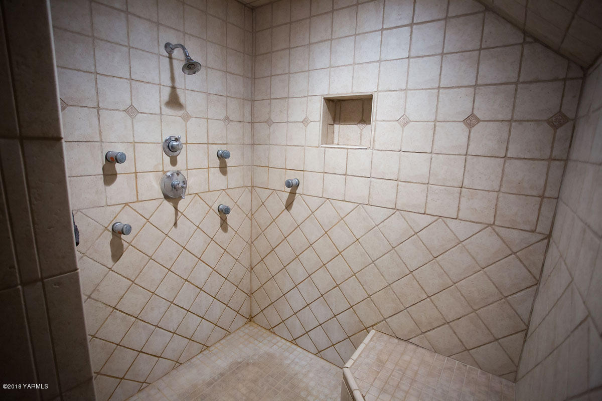 14750 Fisk Road Yakima, WA 98908 - Photo 26 of 35 a bathroom with a shower