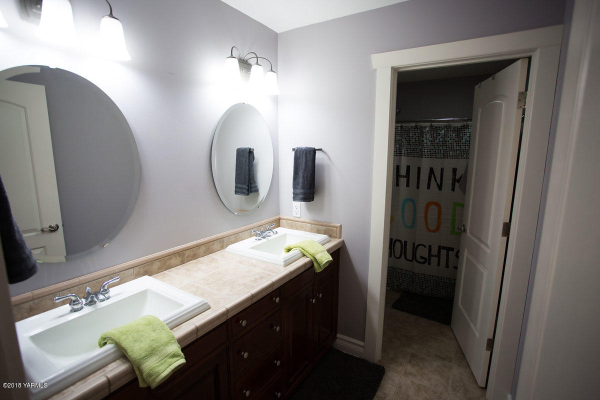 14750 Fisk Road Yakima, WA 98908 - Photo 31 of 35 a bathroom with a sink and a mirror