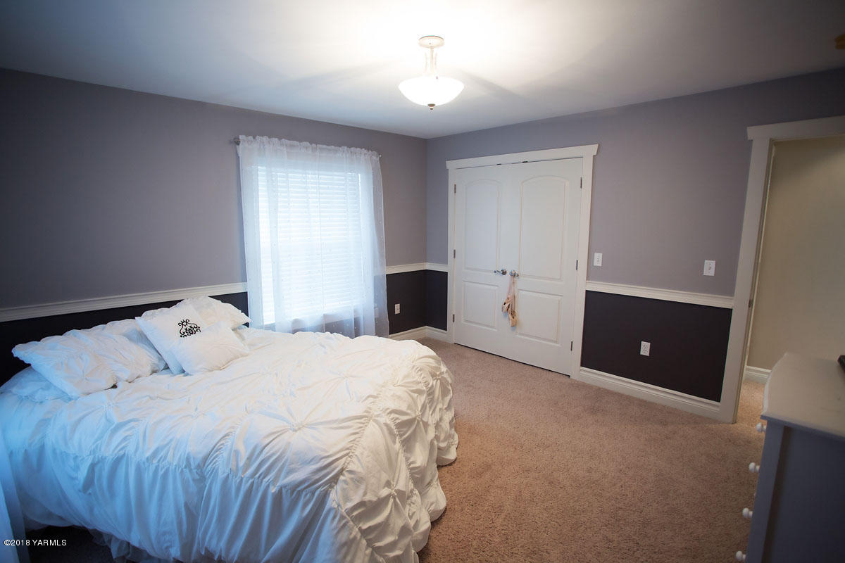 14750 Fisk Road Yakima, WA 98908 - Photo 32 of 35 a bedroom with a bed and a lamp
