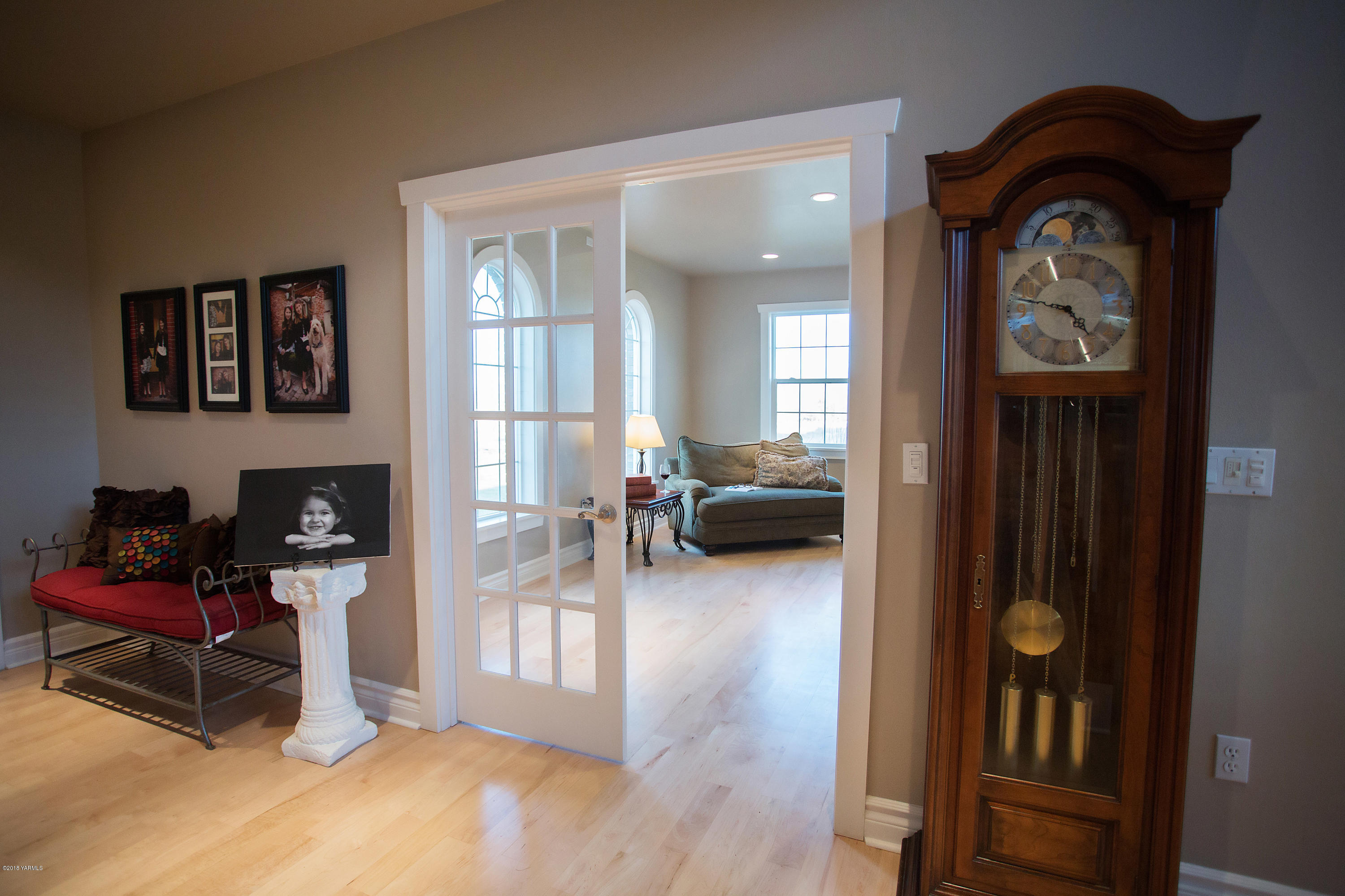 14750 Fisk Road Yakima, WA 98908 - Photo 5 of 35 a living room with furniture and a mirror
